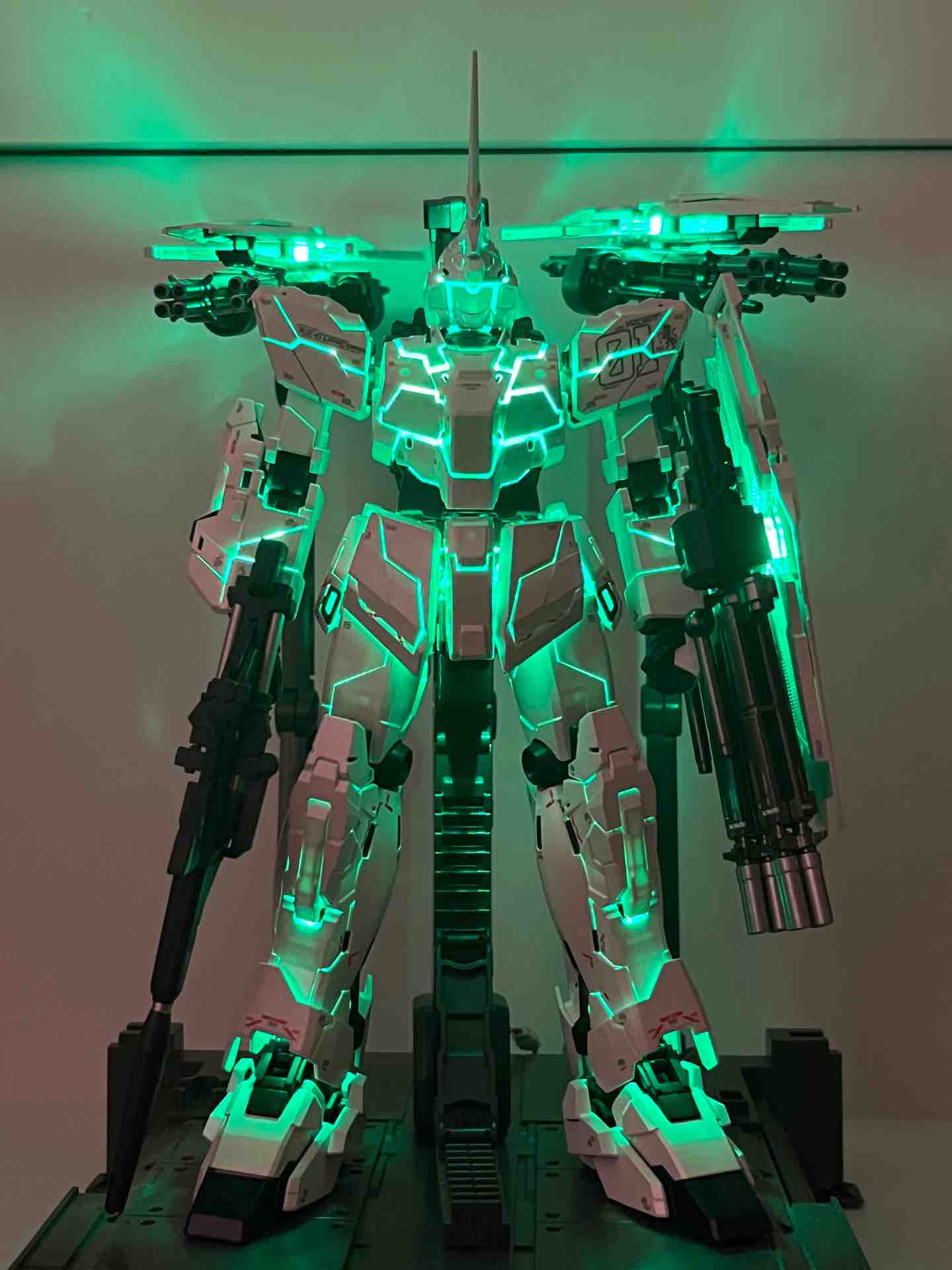 ユニコーンガンダム MG完成品 LEDライトアップ 3色コーン😅 MGEX ユニコーンガンダムのLED発光の赤と緑