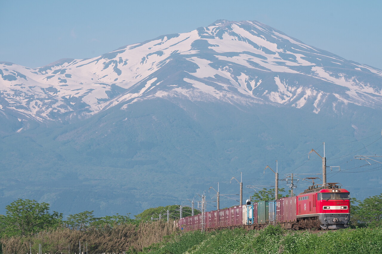 絶景の鳥海山をバックにEF510貨物、E653系いなほ : リョウタンPP