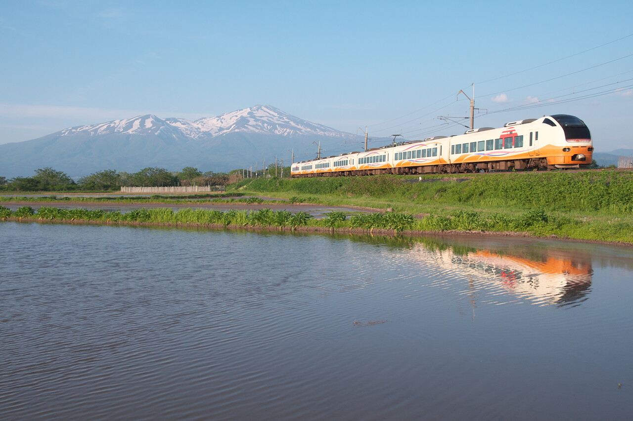 絶景の鳥海山をバックにEF510貨物、E653系いなほ : リョウタンPP