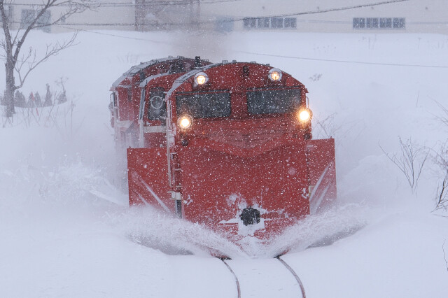 雪の降る朝の赤 雪掻きたっぷり！宗谷ラッセル雪362ﾚ : リョウタンPP