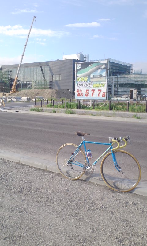新幹線 新函館北斗駅 家から自転車で一時間です : 自転車と街角で。