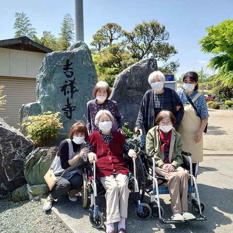 img_LINE_ALBUM_20220422吉祥寺 藤の花見学_220425_8