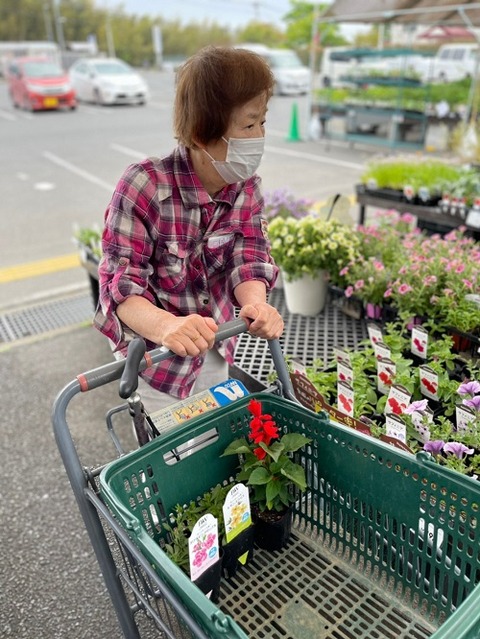 img_LINE_ALBUM_園芸　買い出し、植え_220513_18