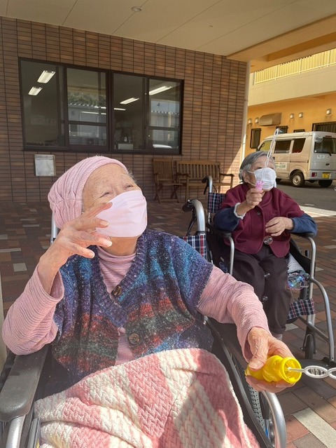 img_LINE_ALBUM_2023422  日向ぼっこシャボン玉🫧_230422_3