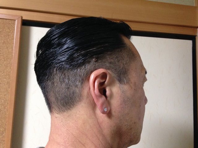 男性もメイク ヘアセット 踊るカメラマン
