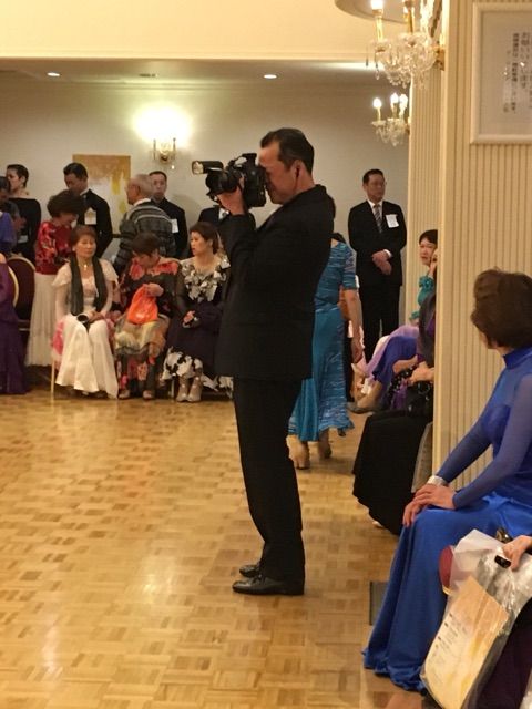 キャラクターの名前募集中 踊るカメラマン