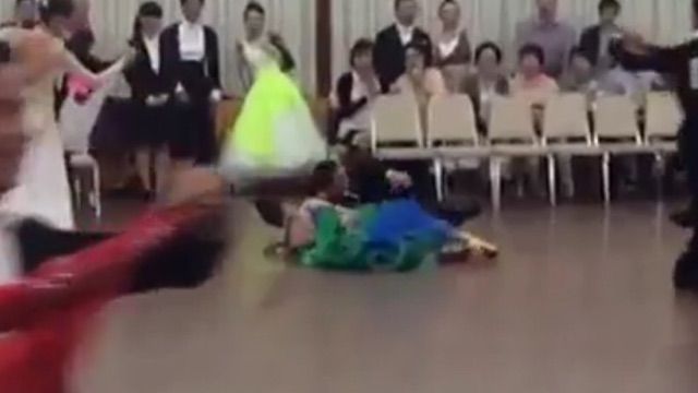 ワルツで転倒 踊るカメラマン