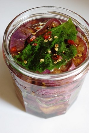 2009.08.19 aubergines & shiso in oil