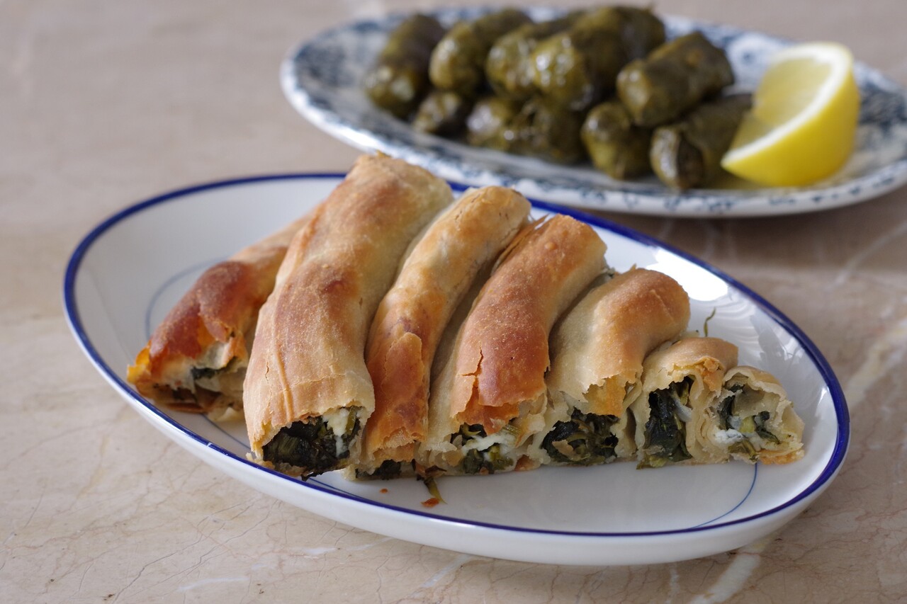 シーズン初のドルマダキァと青菜パイとチキンのおつまみ ギリシャのごはん