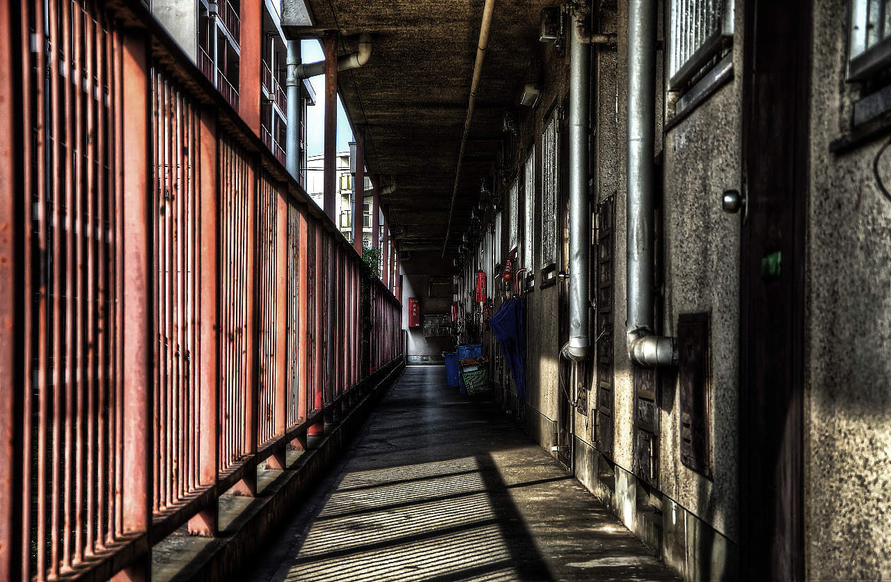 古いアパート廊下 燃えろ Hdr