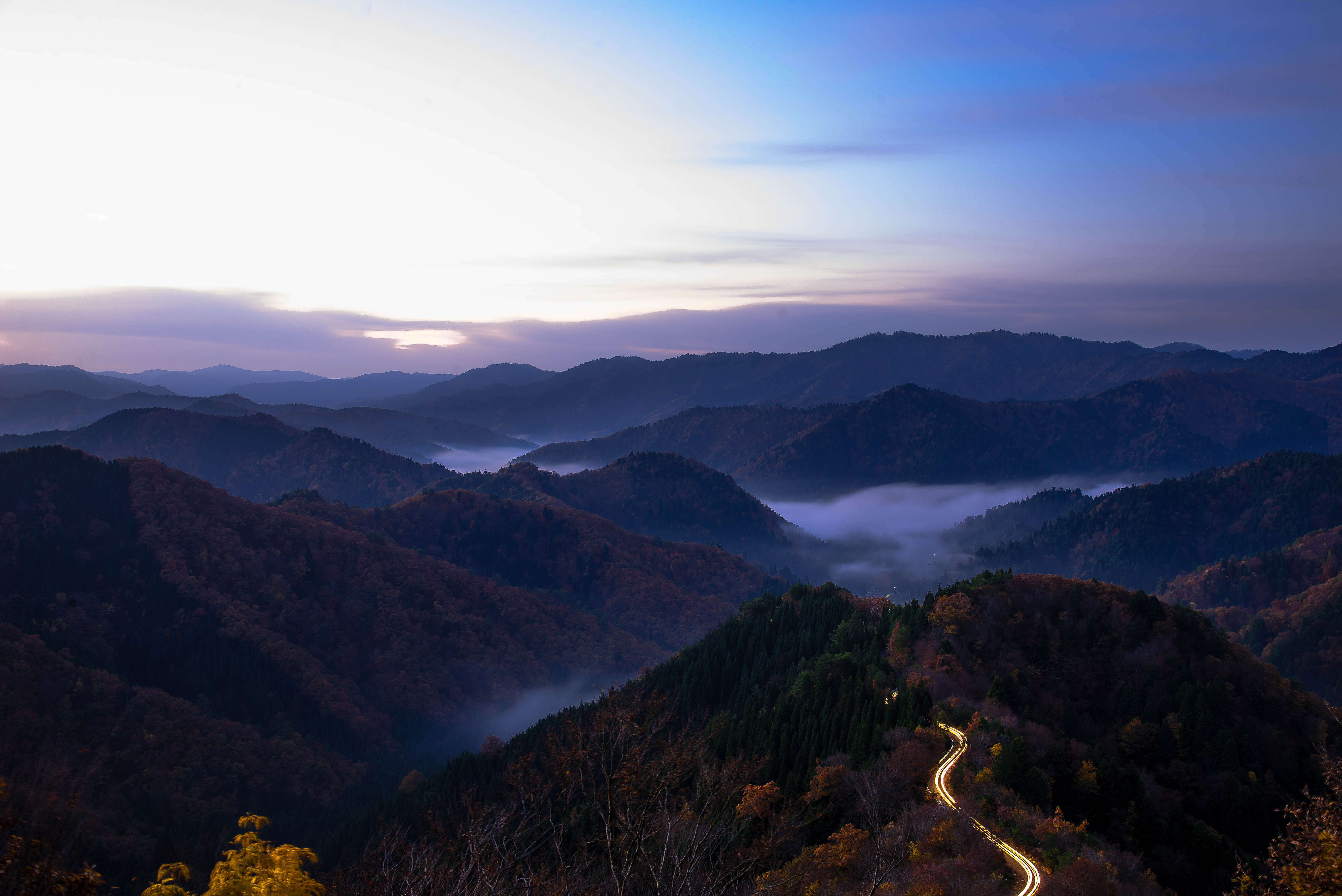 おにゅう峠の雲海と紅葉 燃えろ Hdr