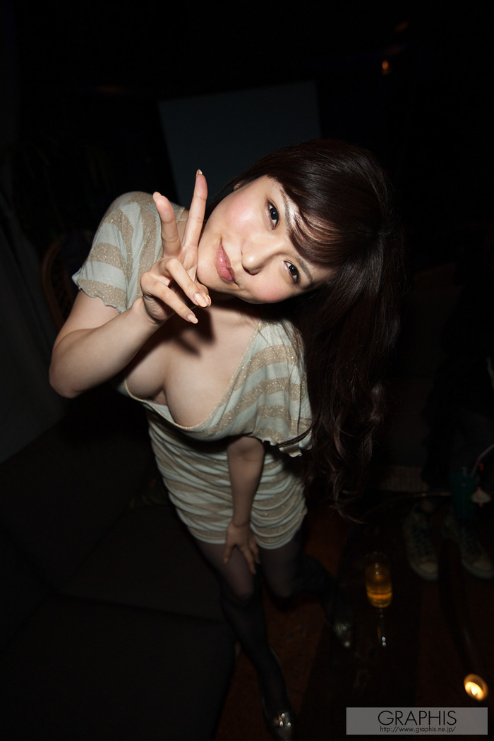 ビリヤード台に脚筋が凄い爆乳ねーちゃんのエロ画像集 9