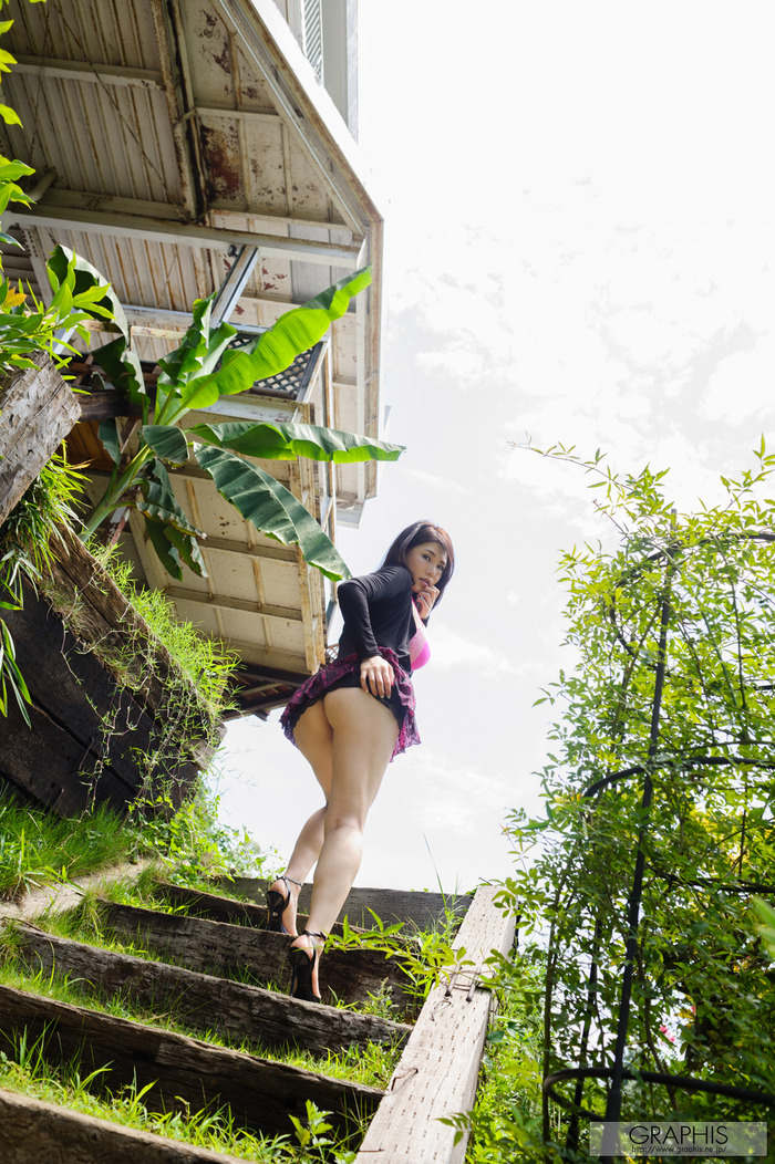 なにやら茂みの中でいやらしい撮影をしている模様 14