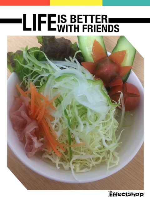 サラダを食す