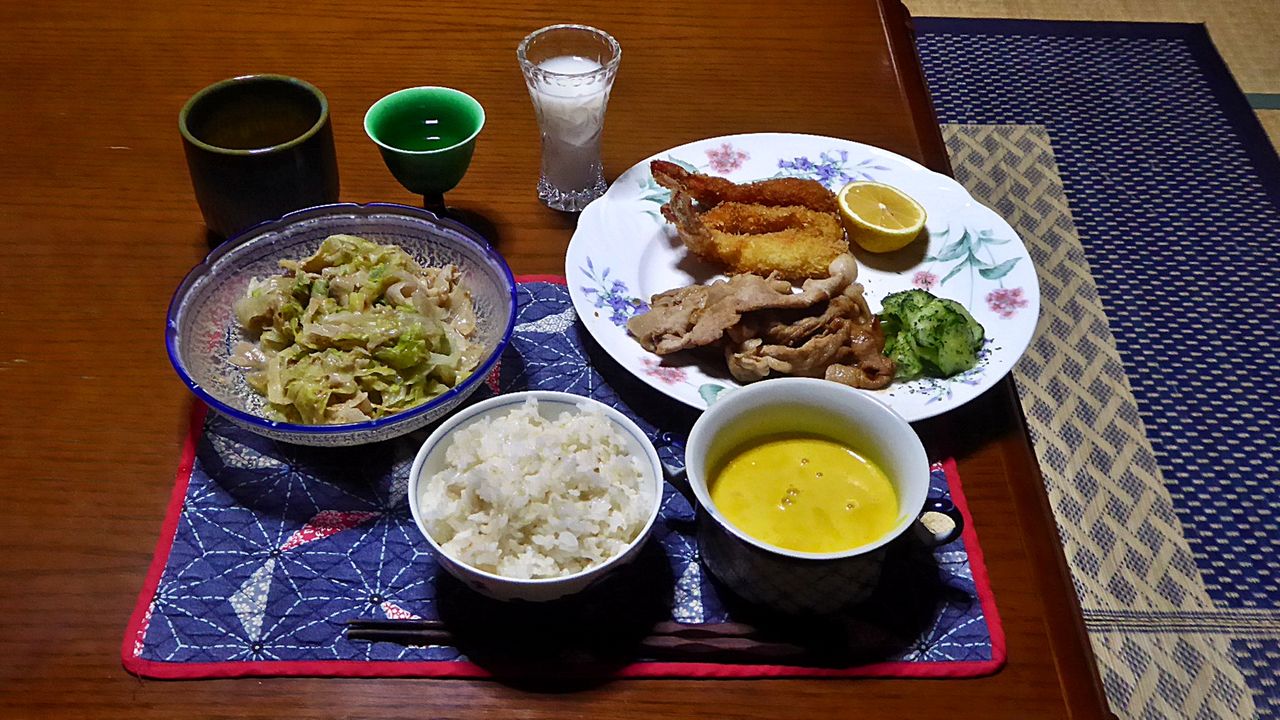 黒猫大吉 他人の食事には一切興味ない の巻 ミヤ ぶち猫 と大吉 黒猫 ときなこ 茶トラ猫 とムギ キジトラ猫 のとうちゃんの夕食メニュー 黒猫大吉 他人の食事には一切興味ない の巻 ミヤ ぶち猫 と大吉 黒猫 ときなこ 茶トラ猫 とムギ キジトラ猫 のとうちゃんの夕食メニュー