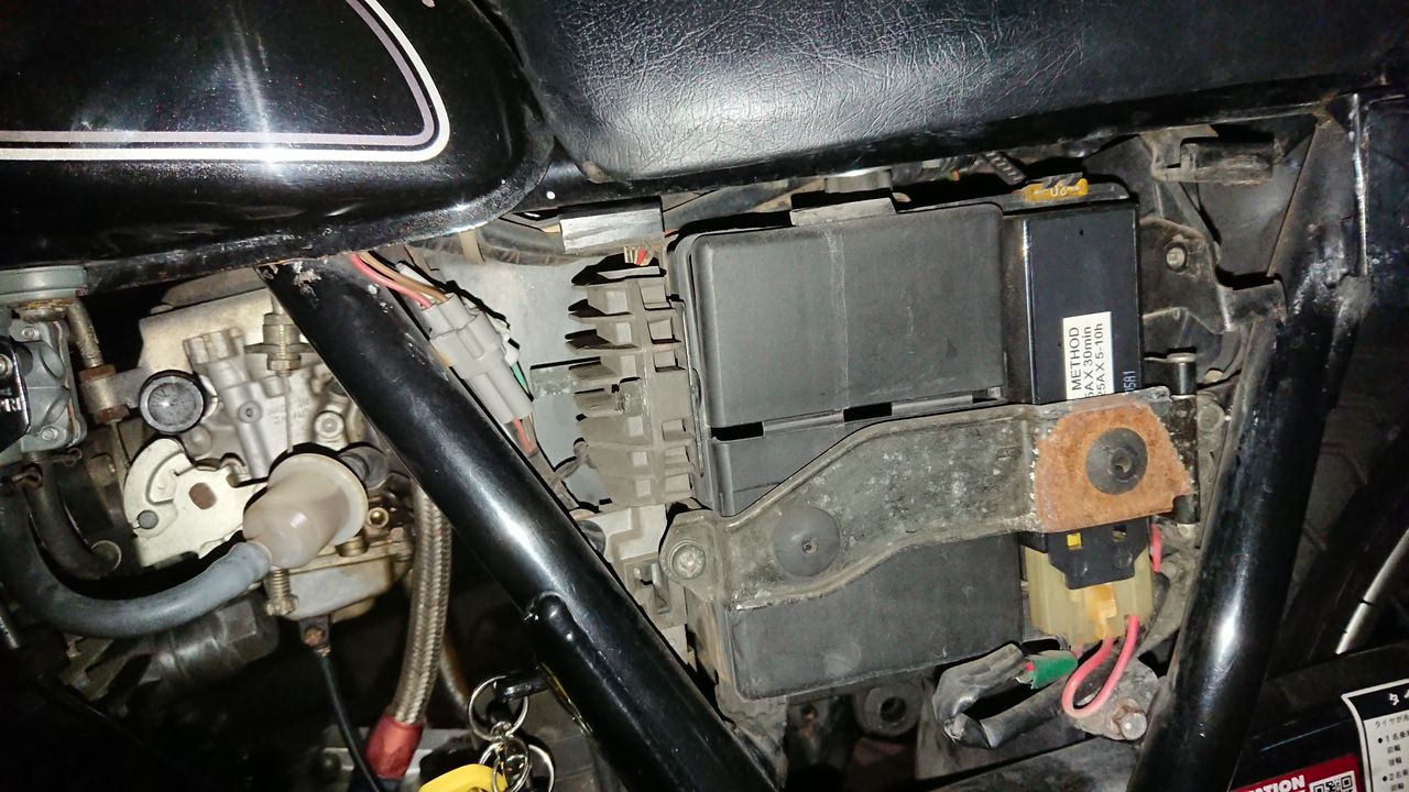 ヒューズが飛びました 電気系復活劇 Bigdaddyのsr400素人整備 ヒューズが飛びました 電気系復活劇 Bigdaddyのsr400素人整備