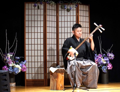 新緑の芦野公園駅(^^♪ : 津軽三味線会館