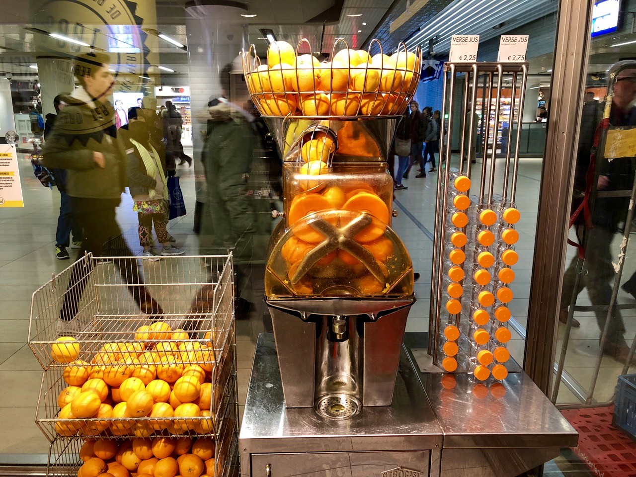パリのスタバ 絞りたてオレンジジュース 会社員の海外１人旅