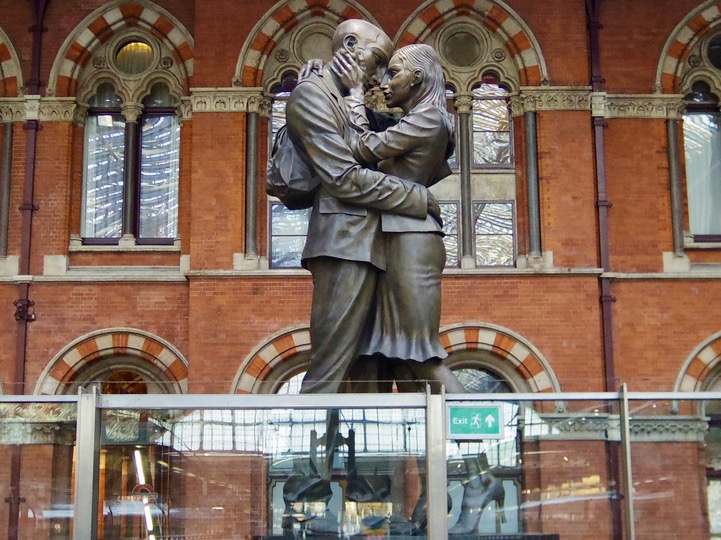 ロンドン ユーロスター発着駅ホームの巨大カップル像 会社員の海外１人旅