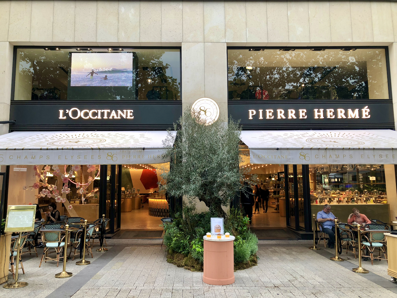 パリシャンゼリゼ通りのロクシタン ピエールエルメのコラボ店 会社員の海外１人旅