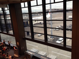 成田空港発、上海・浦東空港行きの日本航空「JL879」便
