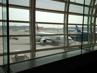 東京羽田空港国際線発、上海・虹橋行きの日本航空「JL081」便