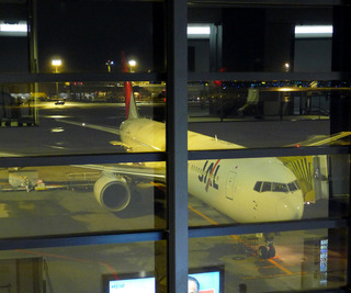 東京成田空港発、上海・浦東空港行きの日本航空「JL879」便