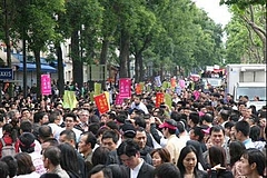 パリの中国人華僑デモ