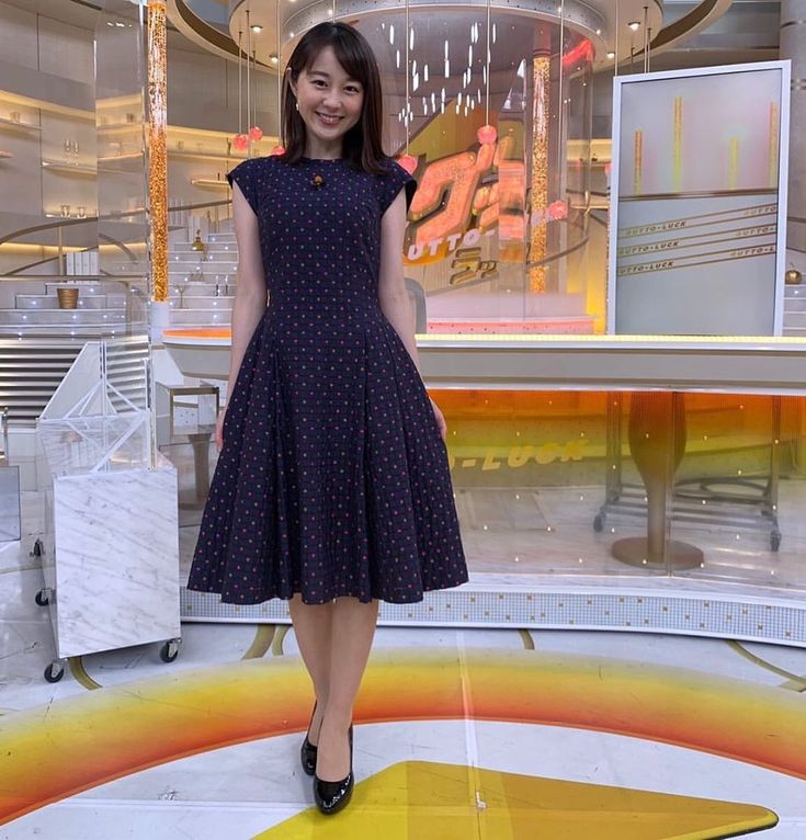 TBS★若林有子 透け感白コーデがステキ！「どうしてそんなにカワイイの」「星のような輝きの笑顔」とファン絶賛【ひるおび　Nスタ　ラフターナイト】