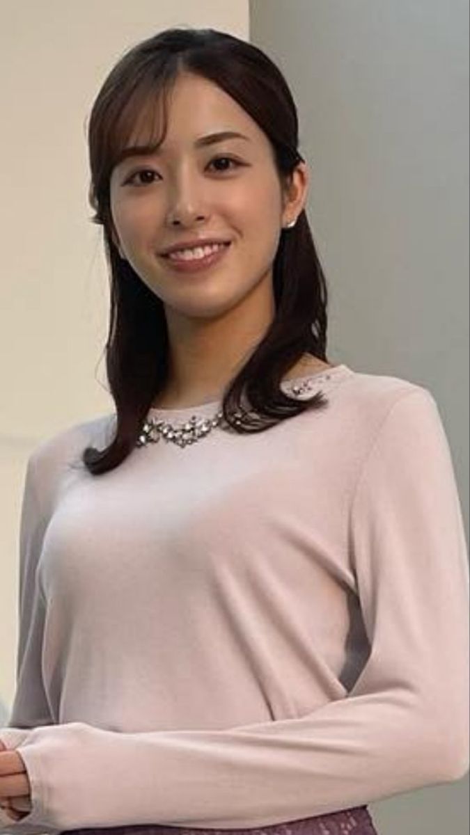 田原萌々さんが鮮やかなファッションで魅了！「スーパーJチャンネル」のスタジオに登場