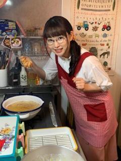 桜井日奈子、からあげ大好きな咲子のエプロン姿初公開!
