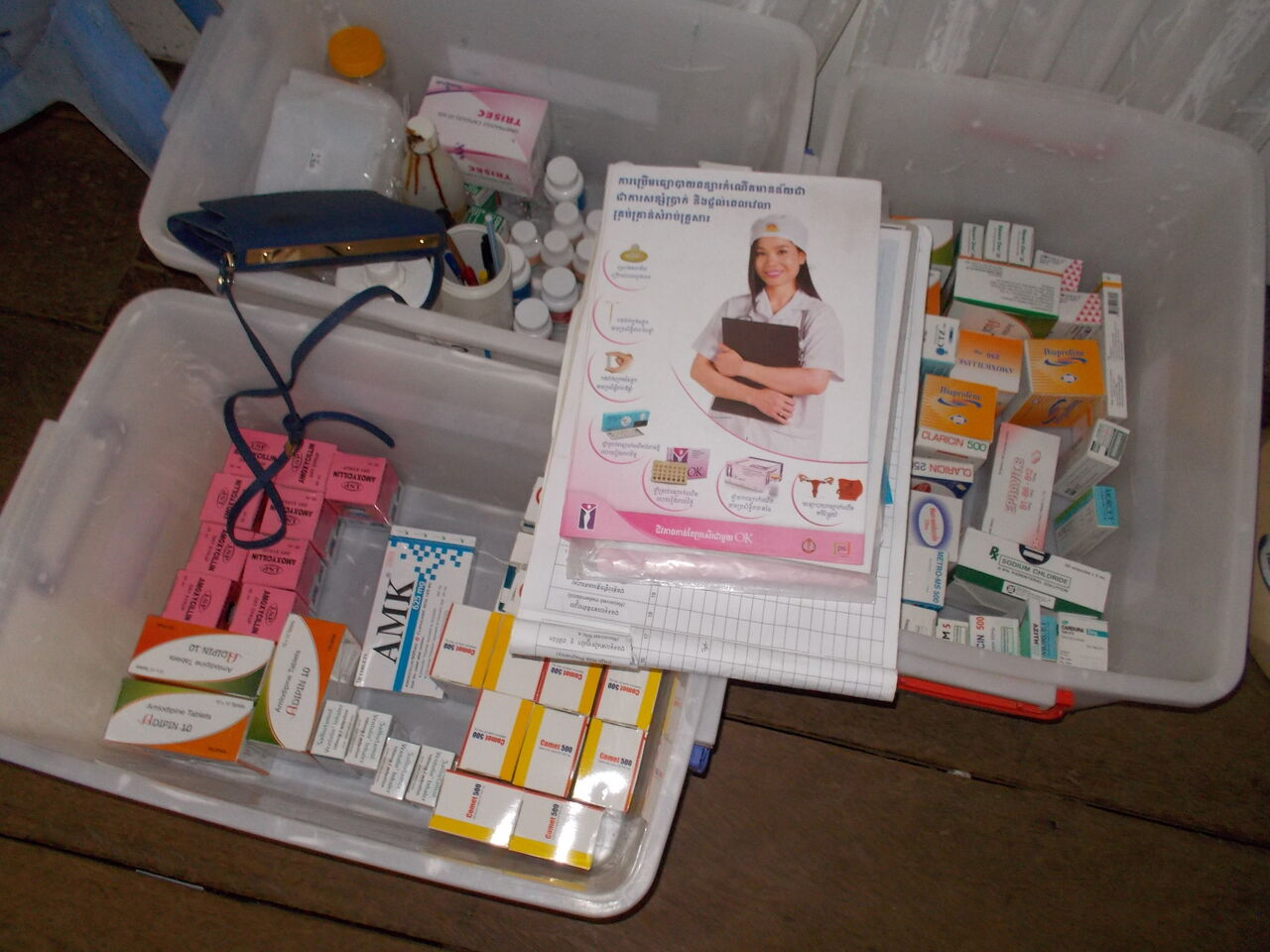 写真5 避妊薬と処方記録帳