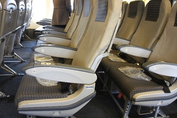飛行機では誰もがシートベルトを締めるのに 高速バスではなぜ締めないのか 榊 裕葵 社会保険労務士 シェアーズカフェ オンライン 飛行機では誰もがシートベルトを締めるのに 高速バスではなぜ締めないのか 榊 裕葵 社会保険労務士 シェアーズカフェ オンライン