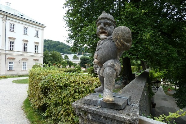 運動する太った石像