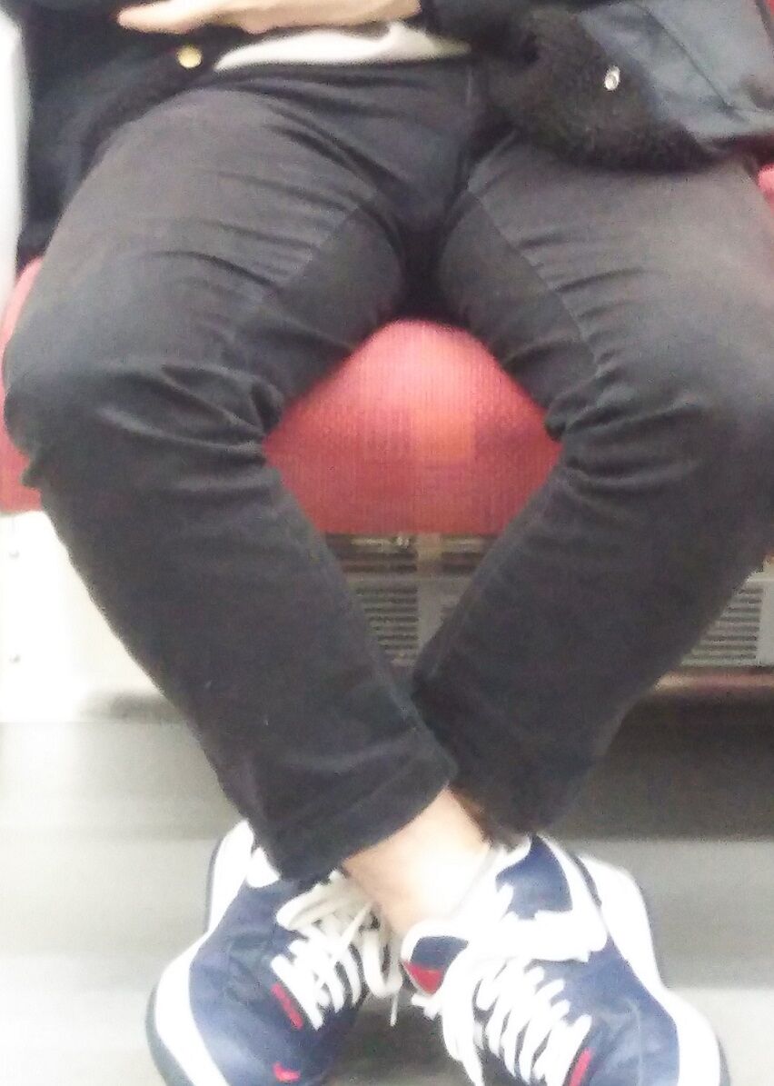 電車の若い男の股間 若い男の子のピチピチした体で妄想する 電車の若い男の股間 若い男の子のピチピチした体で妄想する