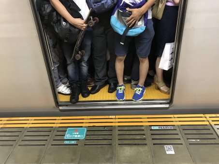 【動画】陽キャさん、地下鉄のドアに突っ込んで逝くｗｗｗｗｗｗｗｗｗｗ