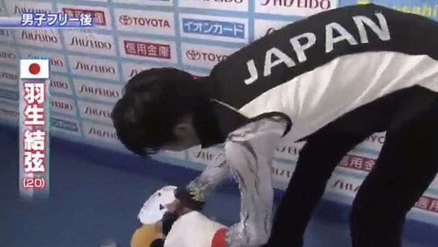 羽生結弦「国旗、国旗だけ誰か、下に置くことはできないので」と国旗に敬意