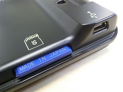SDカード(左)とミニUSB(右)