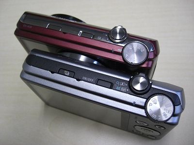 手前がEXILIM EX-ZR400、奥がEX-H30
