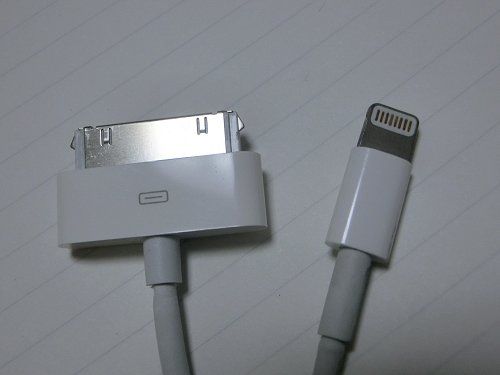 DOCKケーブルとLightningケーブル(ともに純正)