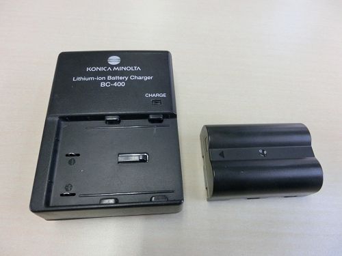 左：充電器(BC-400) と 右：充電池(NP-400)
