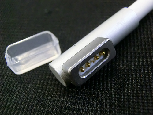 先端(MagSafe)には、プラスチックのカバーが付属