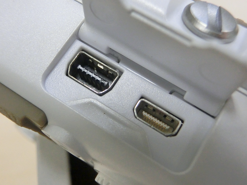 特殊な端子(左)、右はマイクロHDMI