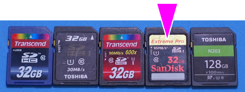 SanDisk(黒-金) 32GB