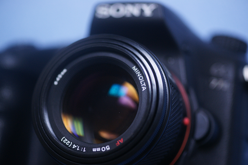 最新のAマウントカメラであるα77II(2014年6月)にAF 50mm F1.4(1985年2月)を装着