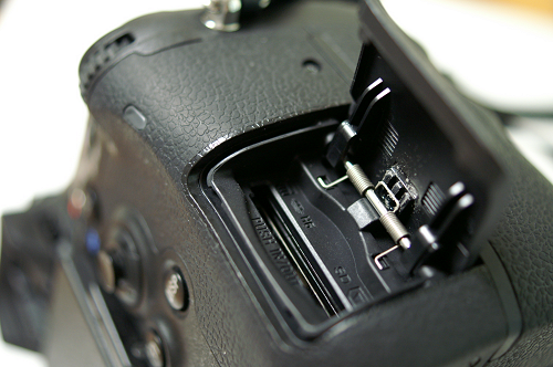 α77II(ILCA-77M2)のSDHCカードスロットカバーの削れ