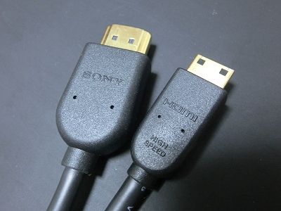 モニター側はHDMI(左)、カメラ側はMiniHDMI(右)