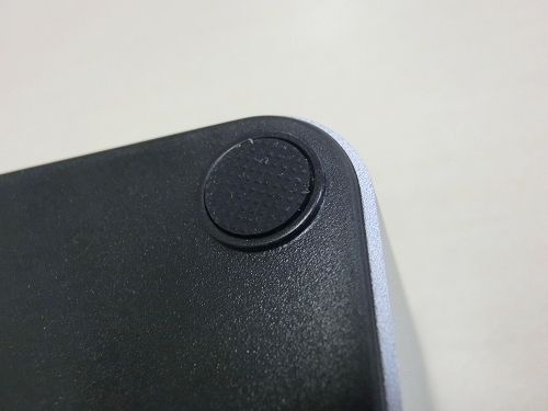 底面には4箇所にゴムが貼ってあるので机上では有効