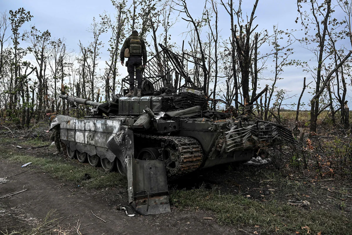 Washington Post abandoned tank in Izyum