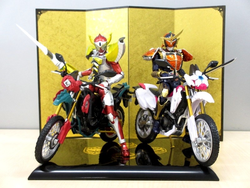 今週末発売！S.H.Figuarts 仮面ライダー鎧武！初回特典の台座と屏風で